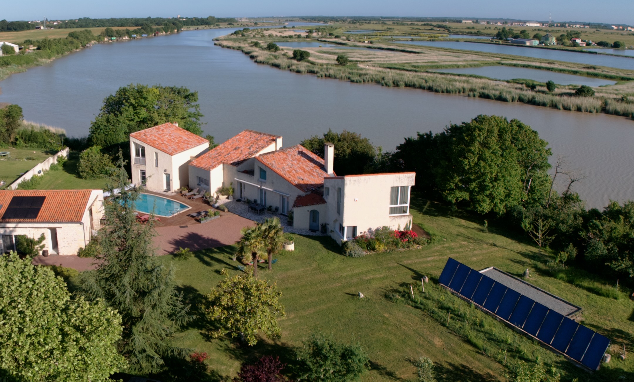 Vue aérienne de la Charentine et du bord de Charente