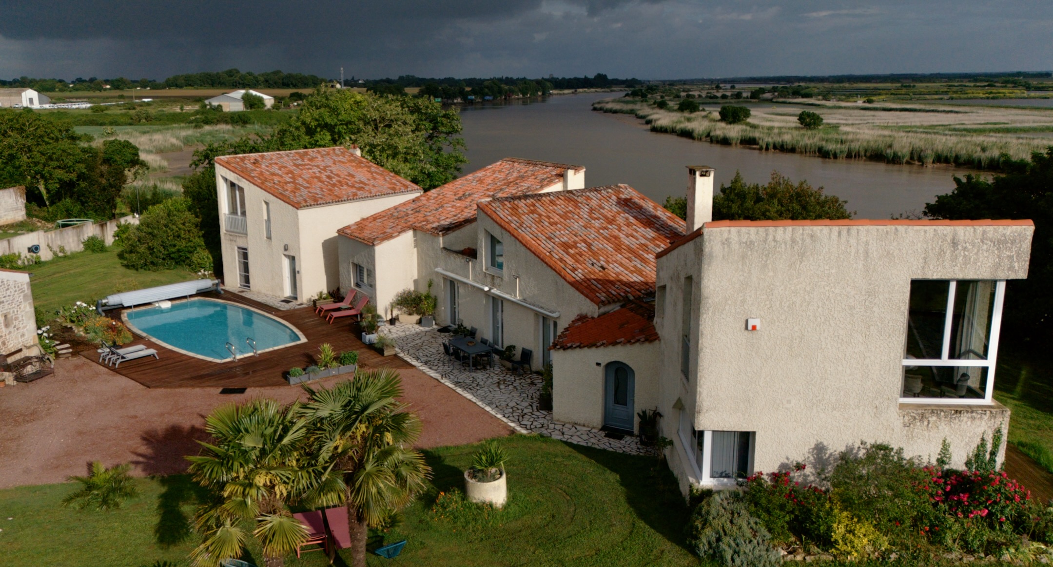 Vue aérienne de la Charentine et du bord de Charente