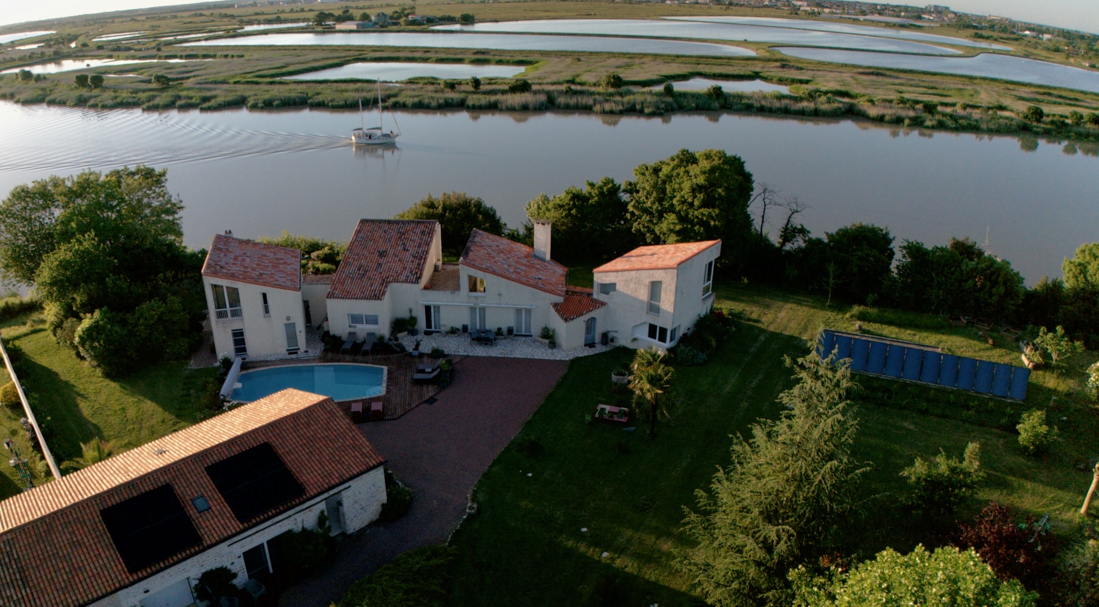 Vue aérienne de la Charentine et du bord de Charente