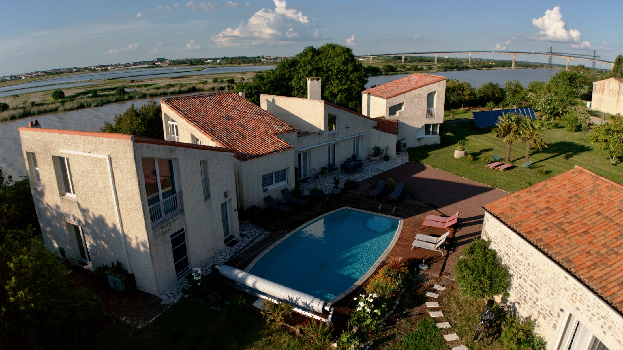 Vue aérienne de la Charentine et du bord de Charente